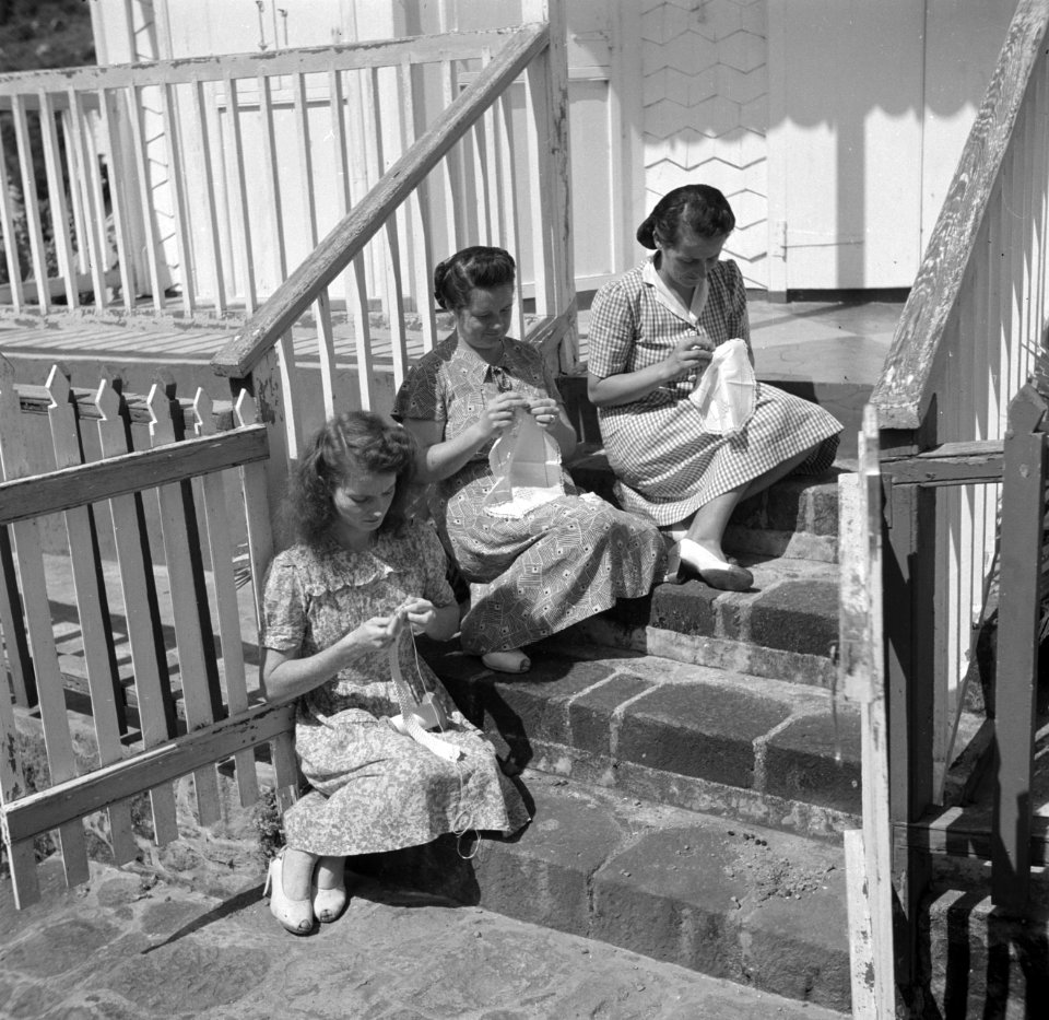 Drie vrouwen (Mary Point, Bessie Sagon en Sylvia Hassell) aan het borduren in he, Bestanddeelnr 252-8269
