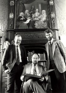 Drie van de innitiatiefnemers van de Nederlands Antiquaren Beurs in Haarlem. Aangekocht in 1987 van United Photos de Boer bv. - Negatiefnummer 26934 k 31 A. - Gepubliceerd in het Haarlems Dagblad van 