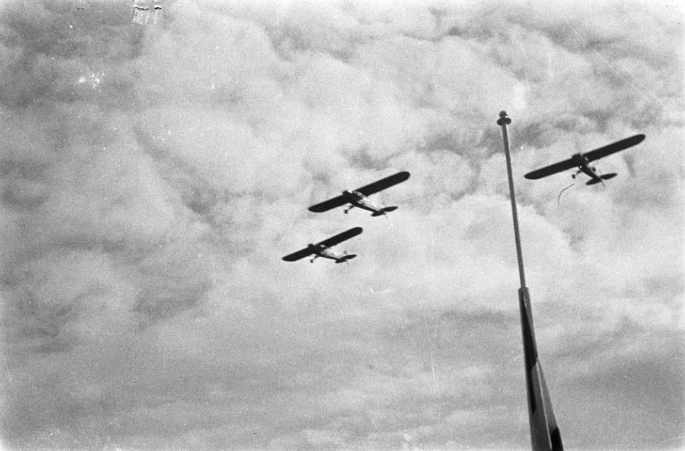 Drie verkenningsvliegtuigen (Pipter J-3 Cub) van 17 Sqn VARWA vliegen over, Bestanddeelnr 463-2-3