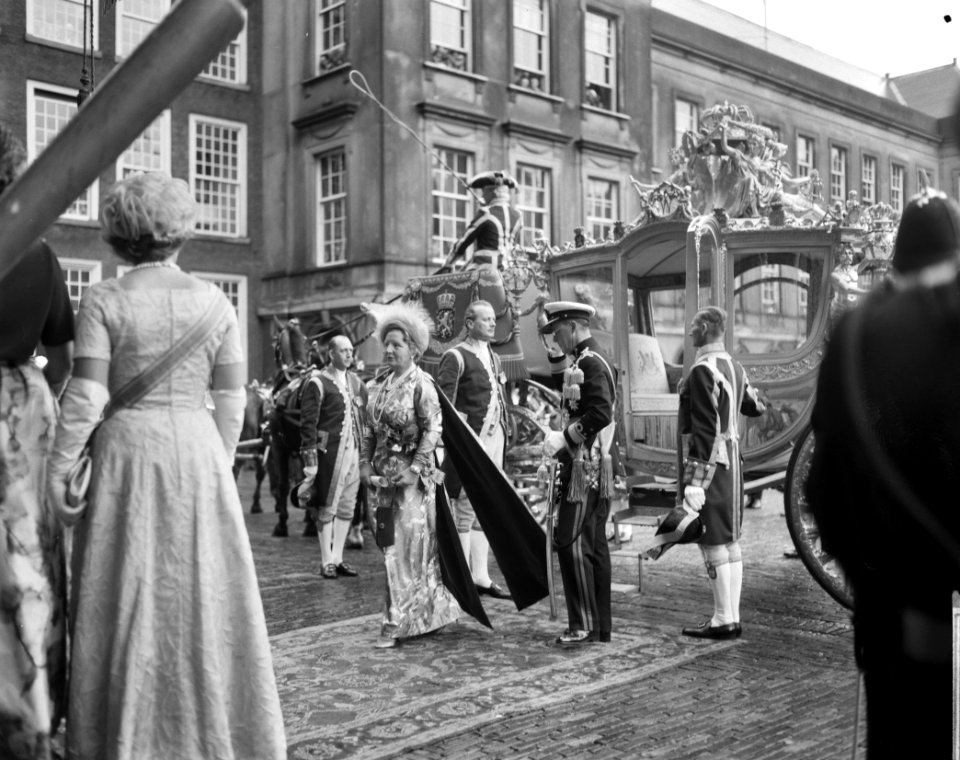 De gouden koets met koningin Juliana op het Binnenhof, Bestanddeelnr 914-3222