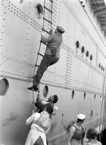 De heer Blitz klimt via een touwladder aan boord van de MS Baloeran, Bestanddeelnr 252-1804