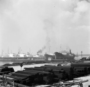 De haven van de Lago-olieraffinaderij in San Nicolas op Aruba, Bestanddeelnr 252-8041