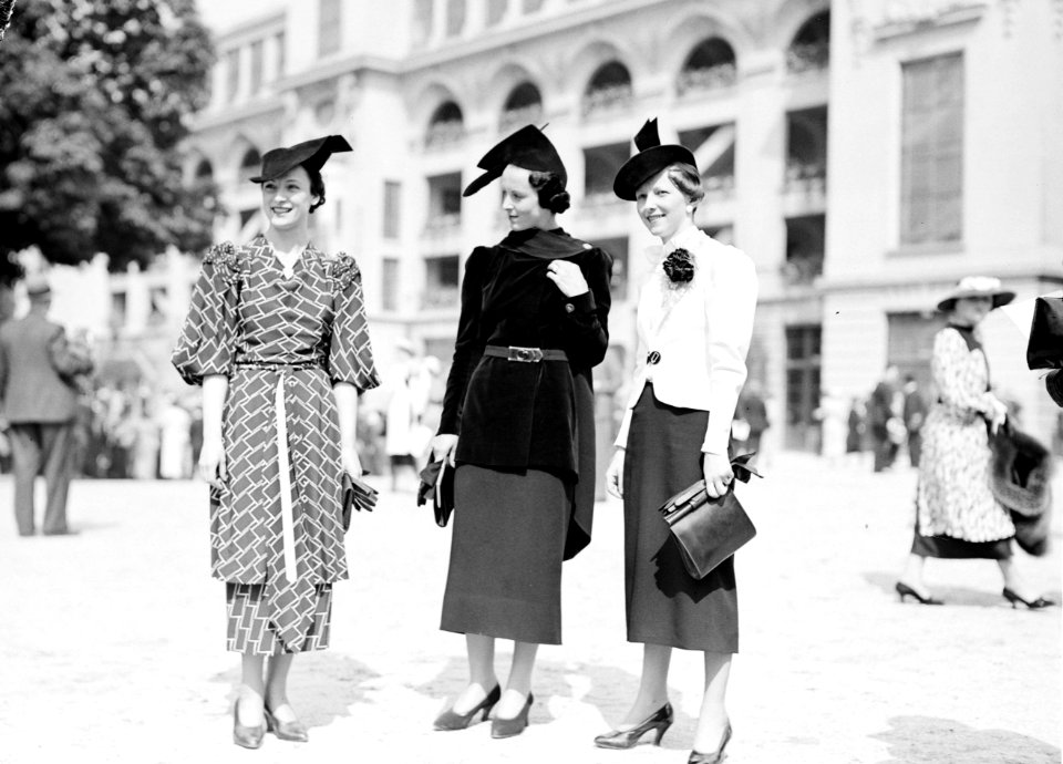 Drie vrouwen met hoeden, Bestanddeelnr 255-9681
