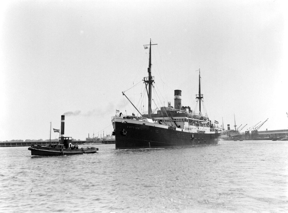 De haven van Amsterdam met de MS Cottica met aan bakboordzijde een sleepboot, Bestanddeelnr 190-0237