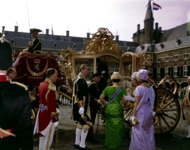 De gouden koets met prins bernhard en prinsessen, Bestanddeelnr 254-7032