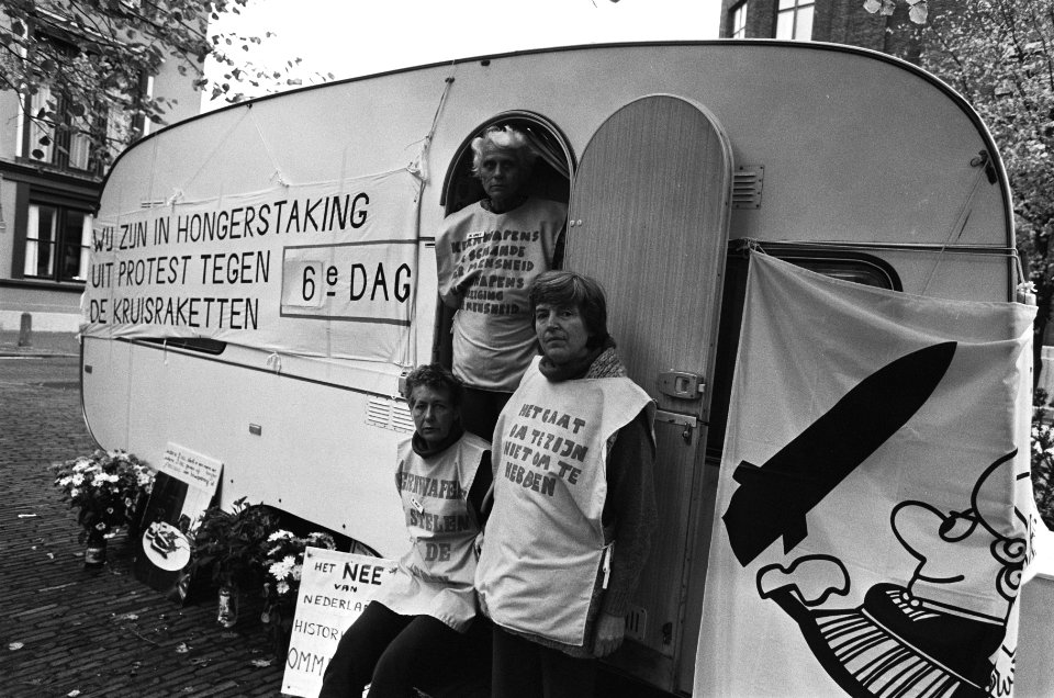 Drie vrouwen in hongerstaking tegen kruisraket in caravan op Plein in Den Haag, Bestanddeelnr 933-4558