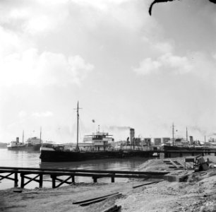 De haven van de olieraffinaderij van de CPIM op de Isla op Curaçao, Bestanddeelnr 252-7744