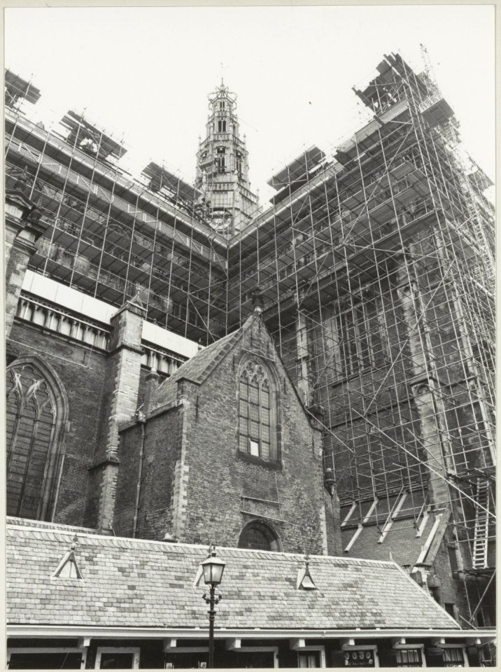 De Grote - of St. Bavokerk in de steigers. NL-HlmNHA 54014745