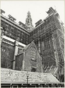 De Grote - of St. Bavokerk in de steigers. NL-HlmNHA 54014745