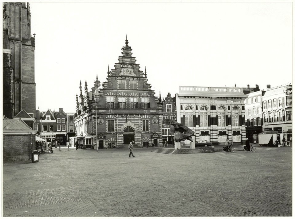 De Grote Markt met het beeld De Zonnevechter. Links de Vleeshal, rechts het Verweymuseum. NL-HlmNHA 54037585