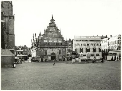 De Grote Markt met het beeld De Zonnevechter. Links de Vleeshal, rechts het Verweymuseum. NL-HlmNHA 54037585
