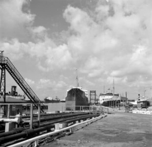 De haven van de Lago-olieraffinaderij in San Nicolas op Aruba, Bestanddeelnr 252-8043