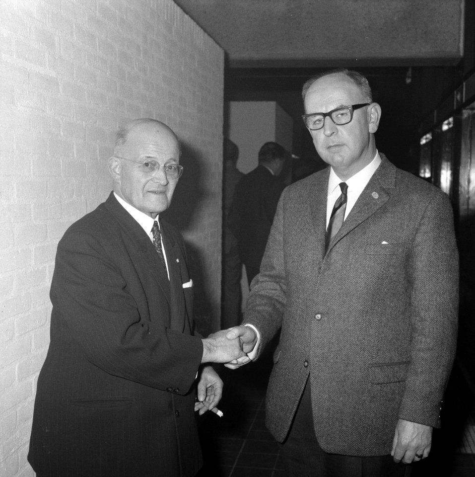 De heer ALM Schröder (links) schudt de hand van , Bestanddeelnr 919-7823