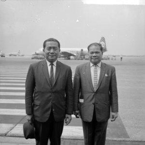 De gouverneurs van Thailand op Schiphol Sament Vayavamanta en Dhr Mai Supat Wo, Bestanddeelnr 915-3303