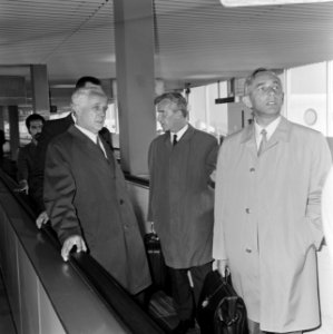 Drie vakbondsleiders arriveren op Schiphol na bezoek aan Suriname en Nederlandse, Bestanddeelnr 923-2237