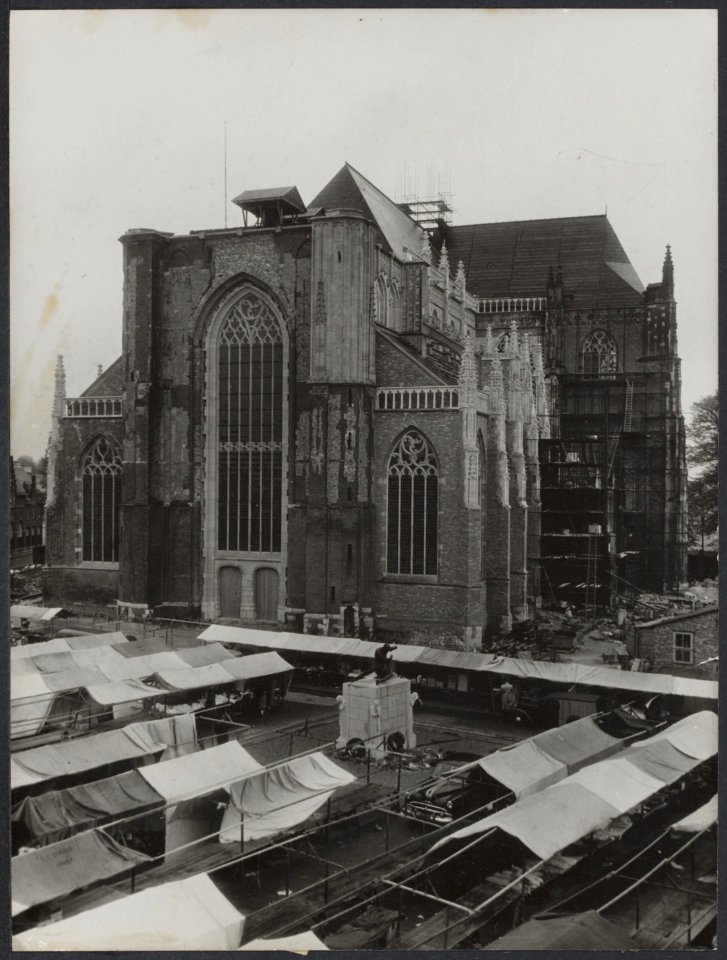 De Grote Kerk van Arnhem nog steeds zonder zijn bekende toren. Binnekort zal beg, Bestanddeelnr 476041 046