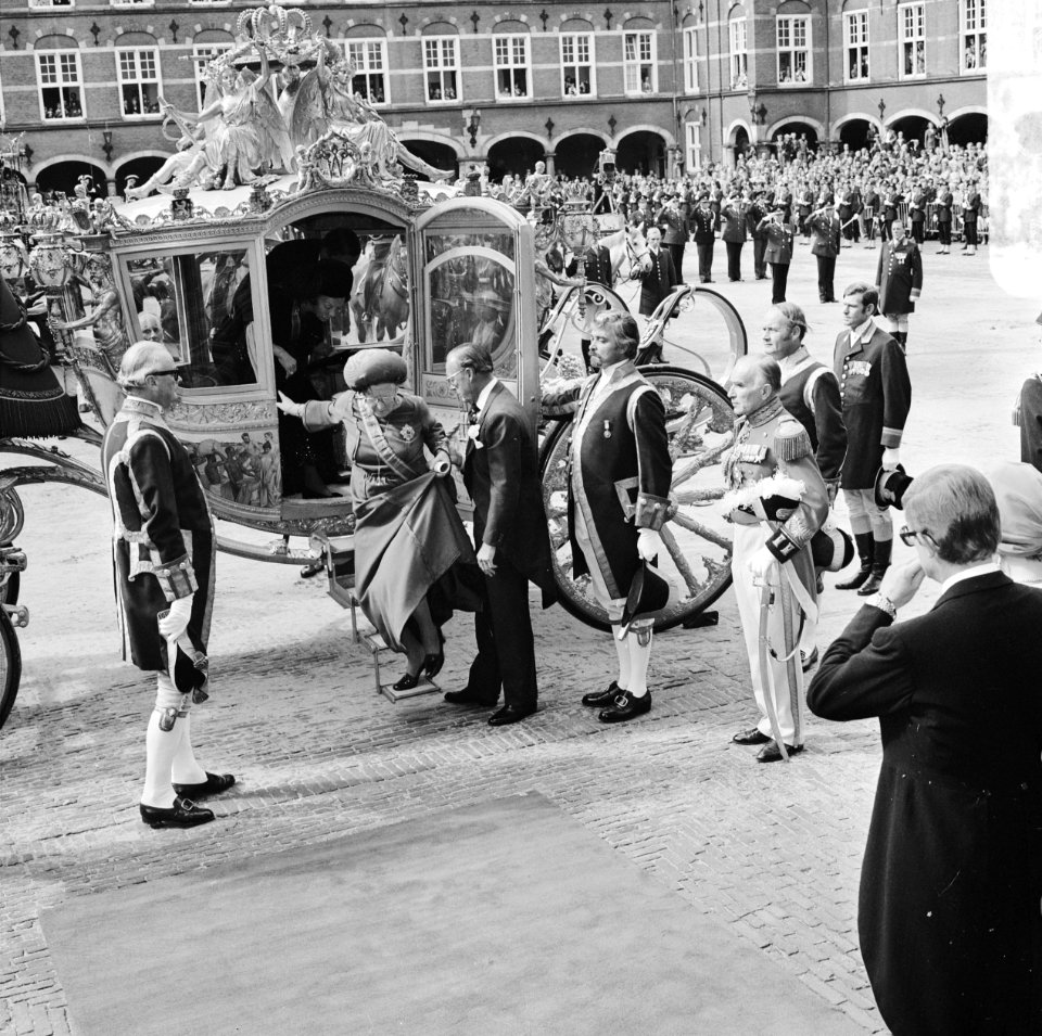 De gouden koets komt aan bij de Ridderzaal aankomst koningin Juliana en prins …, Bestanddeelnr 929-3544
