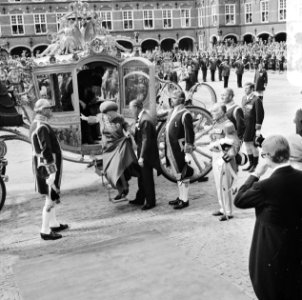 De gouden koets komt aan bij de Ridderzaal aankomst koningin Juliana en prins …, Bestanddeelnr 929-3544