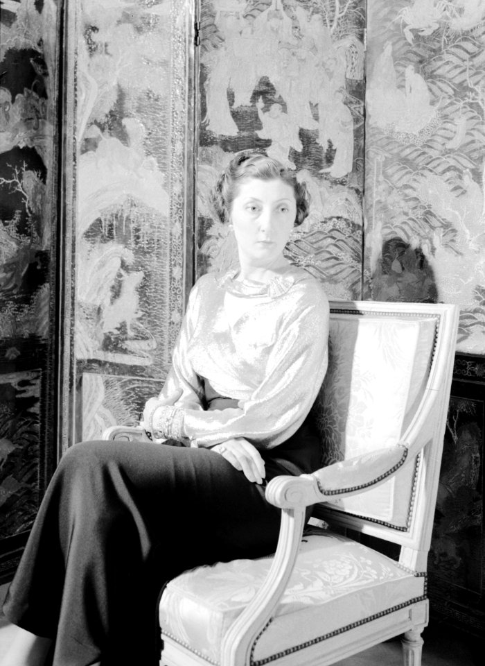 De gravin van Parijs poseert in een hôtel in Parijs in een japon van Paquin, Bestanddeelnr 255-8726