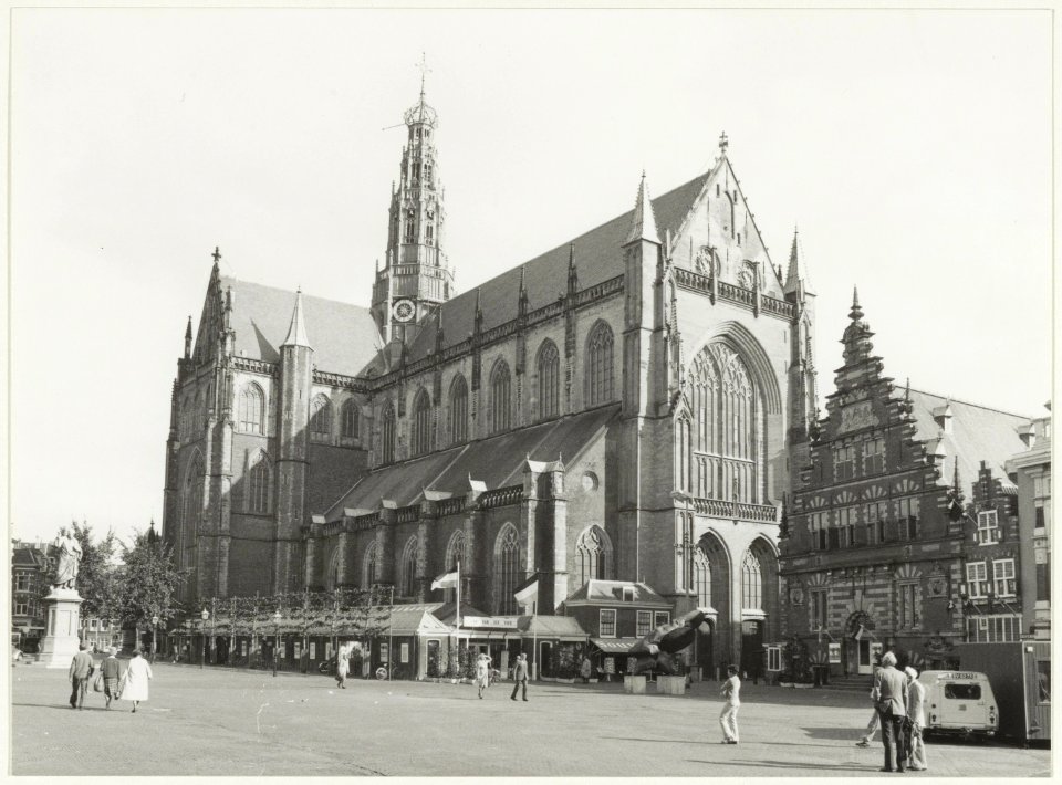 De Grote of St. Bavokerk. Links het standbeeld van Laurens Janzoon.Coster., NL-HlmNHA 54016802