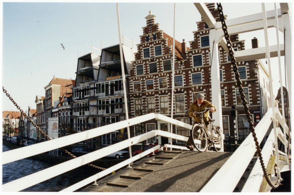 De Gravestenenbrug met daarachter het monumentale tweelingpand De Oliphant en de nieuwbouw er naast op het Korte Spaarne. NL-HlmNHA 54036374
