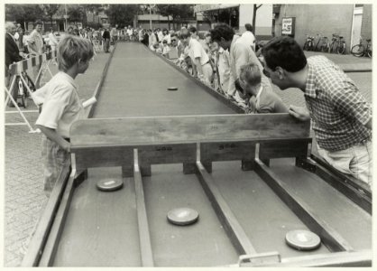 De grootste sjoelbak van Nederland - 30 meter lang - bij wijkcentrum de Ringvaart
