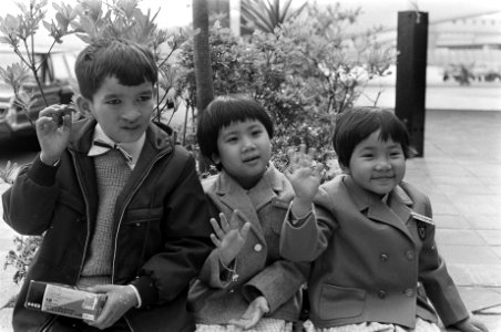 Drie Vietnamese kinderen naar huis terug, afscheid op Schiphol, Bestanddeelnr 920-3742 photo