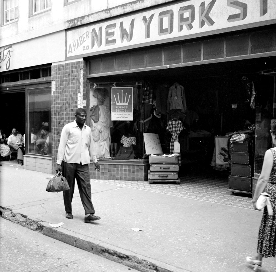 De Gravenstraat in Willemstad met de kledingwinkel New York, Bestanddeelnr 252-2917