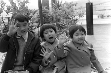 Drie Vietnamese kinderen naar huis terug, afscheid op Schiphol, Bestanddeelnr 920-3743 photo