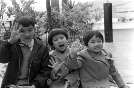 Drie Vietnamese kinderen naar huis terug, afscheid op Schiphol, Bestanddeelnr 920-3743