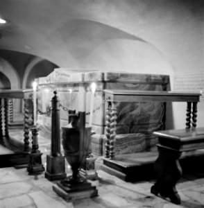 De graftombe van Kardinaal Rafael Merry del Val in de crypte onder de Sint-Piete, Bestanddeelnr 191-1228 photo