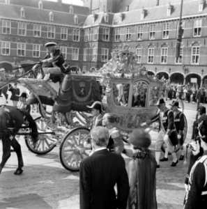 De gouden koets op het Binnenhof op Prinsjesdag 1976, Bestanddeelnr 928-7925