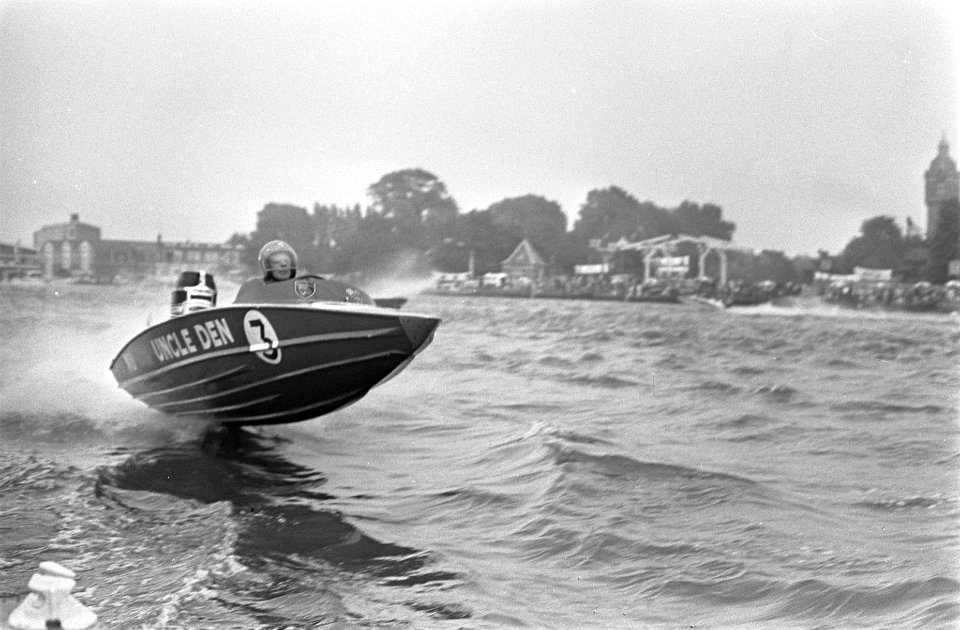 Drie uur race voor speedboats op Amstel. Winnaar D. Burton (3) in aktie, Bestanddeelnr 920-7115