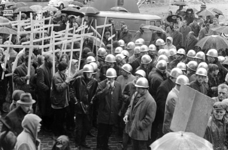 Driedaagse protestmars, demonstranten met kruisen en helm op Waterlooplein, Bestanddeelnr 920-1865
