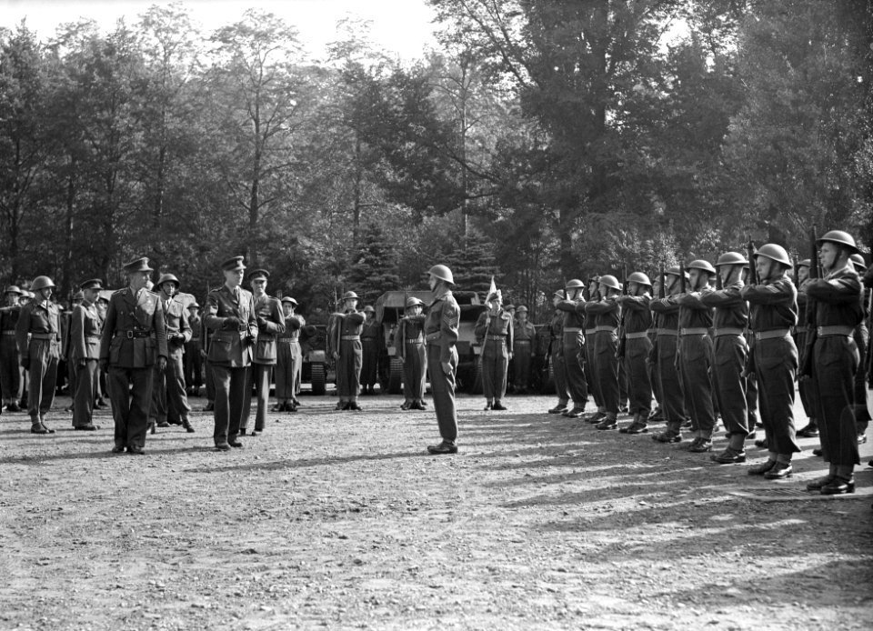 Driejarig bestaan Regiment Stoottroepen. Een kolonel inspecteert de troepen, Bestanddeelnr 902-3612