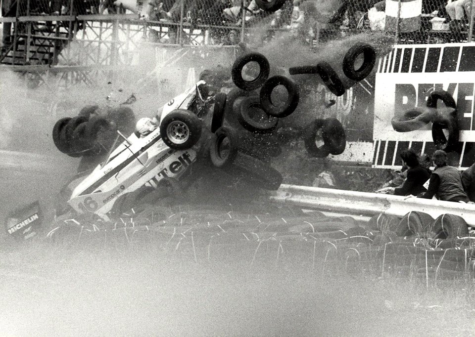 De Grand Prix op het Circuit van Zandvoort, René Arnoux vliegt met een snelheid van 250 kilometer per uur de zandbak van de Tarzanbocht in, de bolide van de fransman werd onbestuurbaar, toen, NL-HlmNHA 1478 25900 K 38