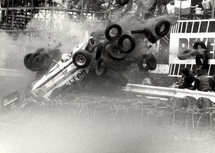 De Grand Prix op het Circuit van Zandvoort, René Arnoux vliegt met een snelheid van 250 kilometer per uur de zandbak van de Tarzanbocht in, de bolide van de fransman werd onbestuurbaar, toen, NL-HlmNHA 1478 25900 K 38