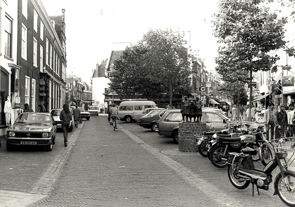 De Grote Houtstraat bij het Proveniershuis, ziende naar het Noorden, links de Gierstraat. Aangekocht van United Photos de Boer. - Negatiefnummer 19489 k 19. - Gepubliceerd in het Haarlems Da, NL-HlmNHA 54011417