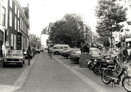 De Grote Houtstraat bij het Proveniershuis, ziende naar het Noorden, links de Gierstraat. Aangekocht van United Photos de Boer. - Negatiefnummer 19489 k 19. - Gepubliceerd in het Haarlems Da, NL-HlmNHA 54011417