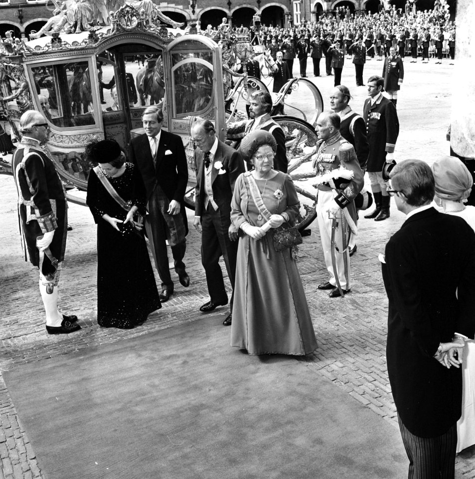 De gouden koets komt aan bij de Ridderzaal aankomst koningin Juliana en prins …, Bestanddeelnr 929-3545