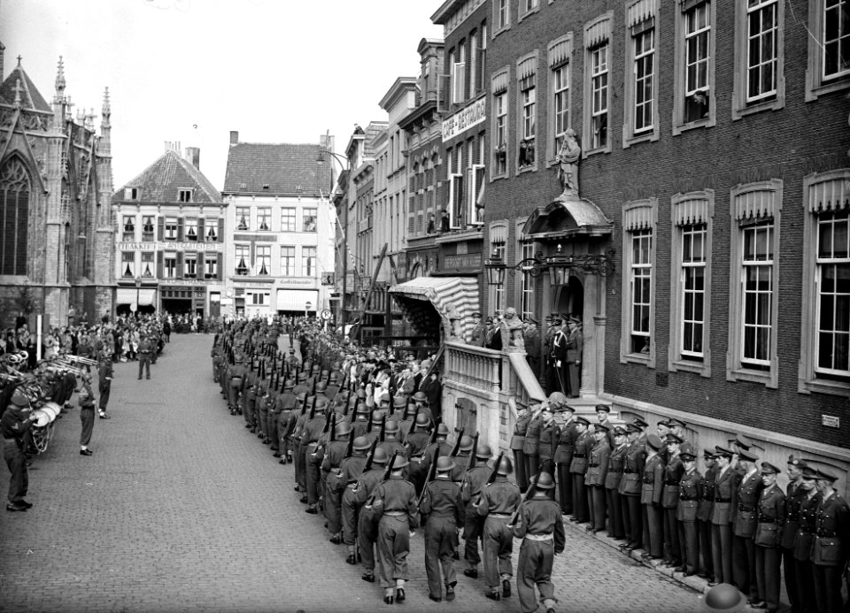Driejarig bestaan Regiment Stoottroepen. Militair defilé in 's-Hertogenbosch, Bestanddeelnr 902-3614