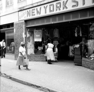 De Gravenstraat in Willemstad met kledingwinkel New York, Bestanddeelnr 252-2914