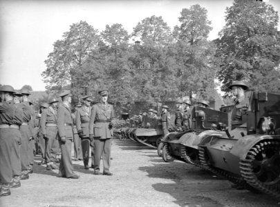 Driejarig bestaan Regiment Stoottroepen. Een kolonel inspecteert de troepen. Een, Bestanddeelnr 902-3613