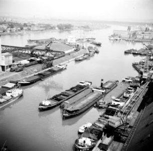 Drielandenpunt bij de haven van Bazel-Kleinhüningen, gezien vanaf de Siloturm. …, Bestanddeelnr 254-1297