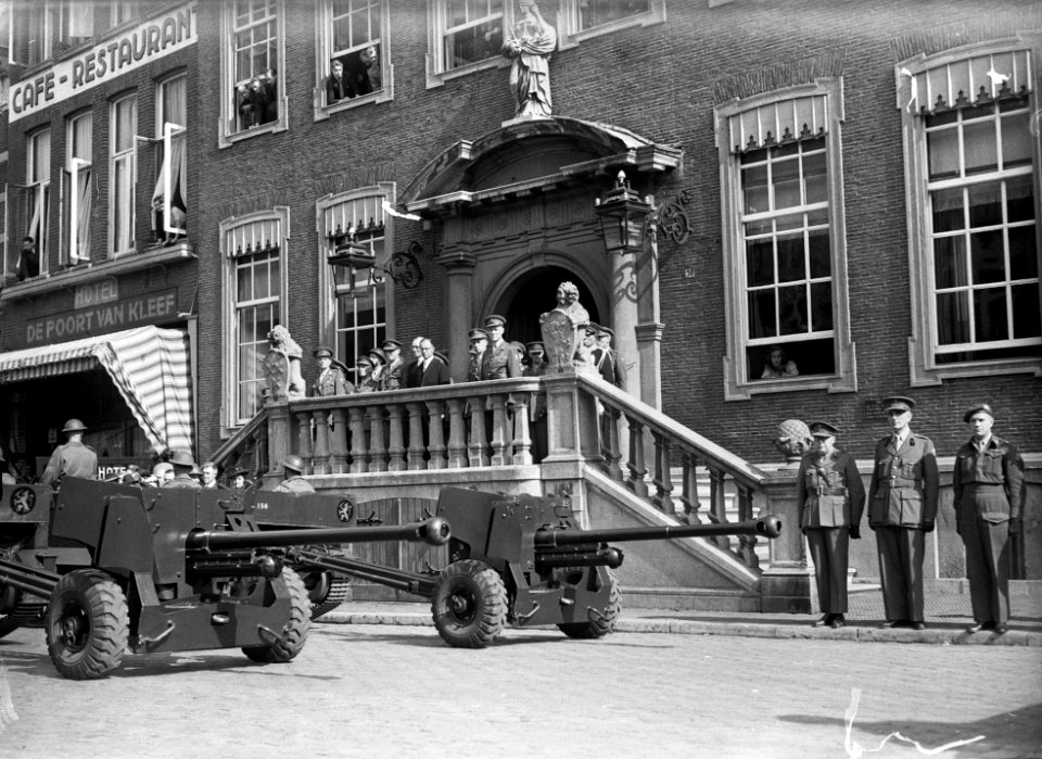 Driejarig bestaan Regiment Stoottroepen. Militair defilé in 's-Hertogenbosch. Ri, Bestanddeelnr 902-3609