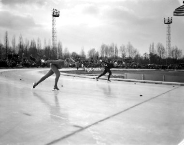 Drielandenschaatswedstrijden op Jaap Eden baan te Amsterdam. Karenus en Van der , Bestanddeelnr 913-5603