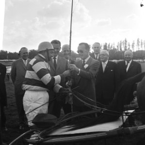 De Gouden Zweep op Duindigt, Jockey Wagenaar ontvangt de Zweep van prins Bernhar, Bestanddeelnr 918-2056