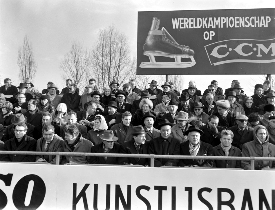 Drielandenschaatswedstrijden op Jaap Edenbaan . Hare Majesteit Juliana onder de , Bestanddeelnr 913-5979