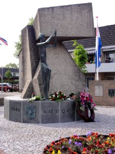 Driel (Overbetuwe) oorlogsmonument 1 op Polenplein (sculptuur van links voor)