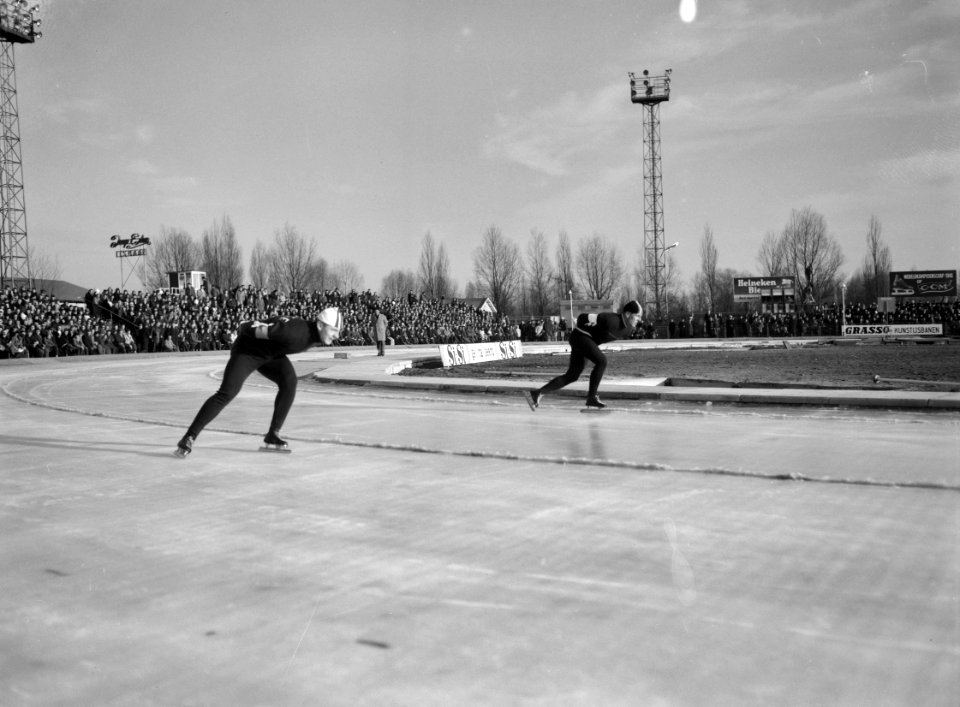 Drielandenschaatswedstrijden op Jaap Edenbaan . Hare Majesteit Juliana onder de , Bestanddeelnr 913-5980